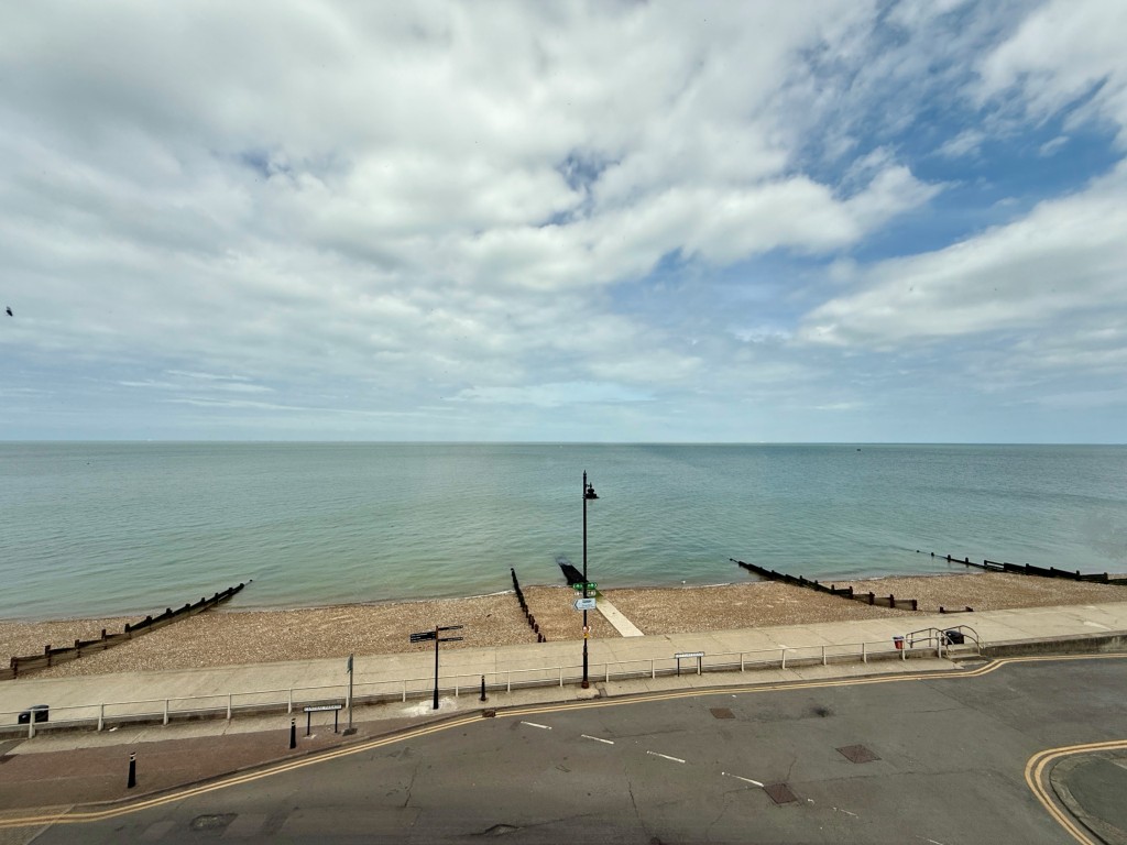 Lot: 58 - TWO-BEDROOM FLAT WITH VIEWS AND SHARE OF FREEHOLD - View from bedroom